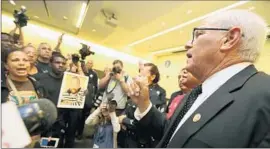  ?? Irfan Khan
Los Angeles Times ?? STEVE SOBOROFF, president of the Police Commission, speaks with a crowd gathered to hear to commission findings on the police shooting of Ezell Ford.