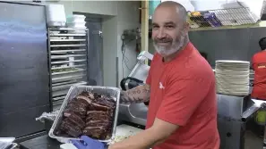  ?? The Sentinel-Record/Lance Porter ?? ■ Smokin’ In Style owner Joe Johnson displays a tray of ribs at the restaurant.