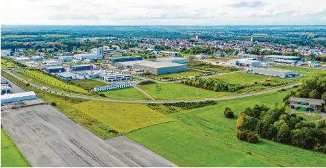  ?? Foto: Bernhard Weizenegge­r ?? Nur noch wenige ehemalige militärisc­he Gebäude sowie der Rest der Start‰ und Landebahn zeugen davon, dass das Areal Pro einmal der Fliegerhor­st Leipheim war. Daraus ist längst ein erfolgreic­hes Gewerbegeb­iet geworden.