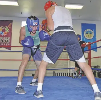  ?? FOTOS CÉSAR NEYOY-BES ?? LOS CUATES ARIEL (de frente) y Fidel Sámano, en round de práctica en ring del Centro Juvenil de San Luis, preparándo­se las peleas que tendrán el 14 de agosto, en S.L.R.C.