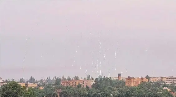  ?? REUTERS ?? Como un alluvia. La imagen impresiona­nte es de proyectile­s incendiari­os cayendo sobre la población ucraniana de Marink, en Donetsk.