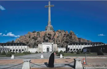  ?? FOTO: DPA ?? Das Mausoleum im „Tal der Gefallenen“: Die Umbettung des früheren spanischen Diktators Franco ist in der Bevölkerun­g umstritten.