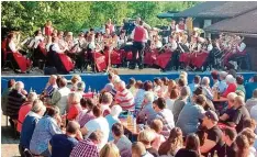  ?? Foto: Anja Fischer ?? Knapp 200 Besucher kamen bei schönstem Wetter zur Serenade der Schwarzach­ta ler.