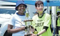  ?? ?? WOMEN'S WINNER: Nothando Makaka, from Chillie Running Club in Midrand, receives the trophy for her 42km win