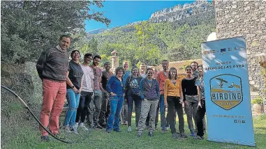  ?? ?? Asistentes al evento organizado por Birding Aragón, la semana pasada en Hecho.