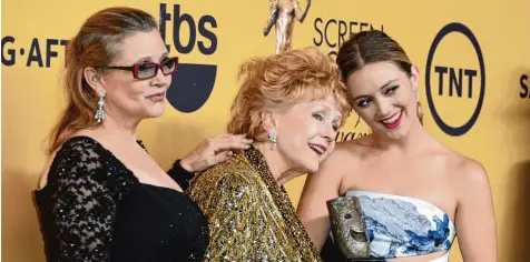  ?? Foto: Paul Buck, dpa ?? Ein solches Bild wird es nie wieder geben: Carrie Fisher (links) und ihre Mutter Debbie Reynolds starben innerhalb von zwei Tagen. Fishers Tochter Billie Lourd (rechts), hier bei einer Preisverle­ihung 2015 in Los Angeles, findet Trost bei ihren Fans.