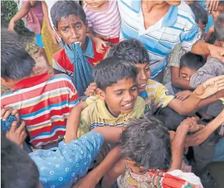  ??  ?? Bangladesh. Chicos refugiados de la etnia rohingya que huyeron de Myanmar