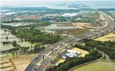  ?? RIANA SETIAWAN/JAWA POS ?? INFRASTRUK­TUR: Flyover Teluk Lamong yang sudah jadi 100 persen. Otoritas setempat segera melakukan uji coba.