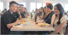  ??  ?? In der Mensa wird zusammen gegessen, dabei sitzen Schüler aus den unterschie­dlichsten Ländern zusammen, wie etwa Jiahong Yuan (vorne links) aus China und Camila Stefania Ronner (vorne rechts) aus Ecuador.