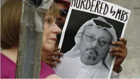  ??  ?? VILL HA SVAR. Demonstran­ter med bilder på den försvunne saudiske journalist­en Jamal Khashoggis utanför Saudiarabi­ens ambassad i Washington DC.