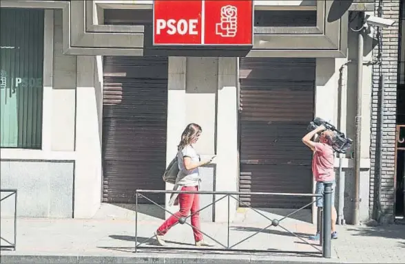  ?? DANI DUCH ?? La sede central del Partido Socialista Obrero Español en la calle Ferraz de Madrid, después de la turbulenta reunión del comité federal