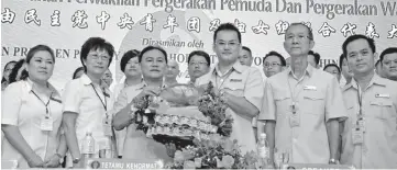  ??  ?? Tsang (third right) presenting a souvenir to Chin while Shim (second left) and others look on.