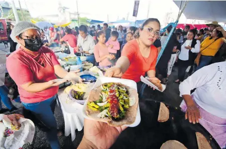  ?? ?? De tinga, queso, chihcharró­n, flores de calabaza, huitlacoch­e y muchas más variedades, ofrecieron las cocineras de manera gratuita a los miles de comensales /CÉSAR RODRÍGUEZ