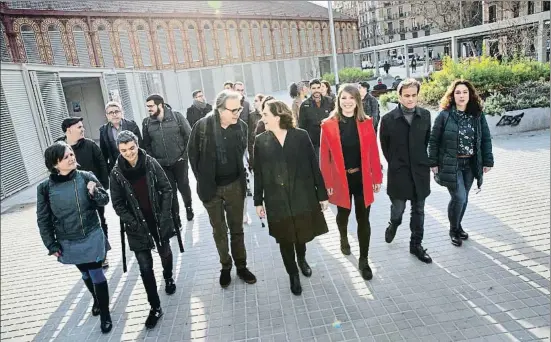  ?? ANA JIMÉNEZ ?? El equipo.La alcaldesa y candidata a la reelección, Ada Colau, ayer con los aspirantes a ediles, junto al mercado de Sant Antoni