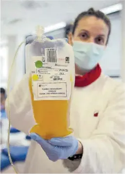  ?? Enric Fontcubert­a / Efe ?? Una enfermera muestra una bolsa de plasma, el año pasado.