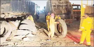  ?? MoI photo ?? Municipali­ty workers removing old tyres dumped in an open area.