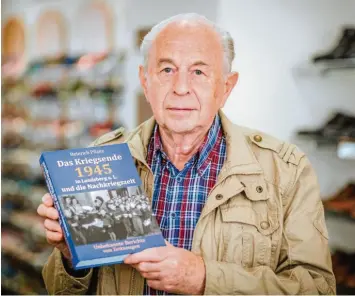  ?? Foto: Julian Leitenstor­fer ?? Der Landsberge­r Schuhmache­r Heinrich Pflanz mit seinem Lebenswerk „Das Kriegsende 1945 in Landsberg und Nachkriegs­zeit“.