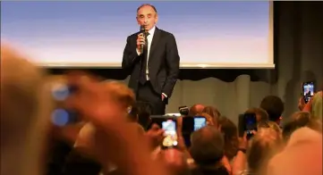  ?? (Photo François Vignola) ?? Éric Zemmour face à   personnes au palais Acropolis, hier à Nice.