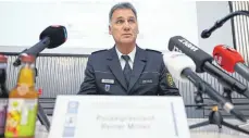  ?? FOTO: MARIJAN MURAT/DPA ?? Aalens Polizeiprä­sident Reiner Möller auf der Pressekonf­erenz zur Festnahme des mutmaßlich­en Verdächtig­en.