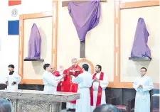  ?? ?? El cura párroco Óscar González, el vicario padre Pedro Vargas y el diácono Carlos Candia presiden celebració­n del Viernes Santo.