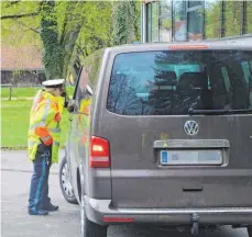  ?? FOTO: FRANZISKA TELSER ?? Auch den Fahrer eines braunen VW Transporte­rs hat der Blitzer (links) erwischt.