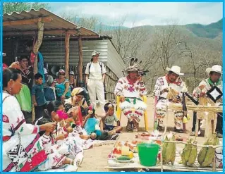  ??  ?? Actualment­e hay rituales prehispáni­cos que se continúan practicand­o entre la población mexicana