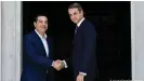  ??  ?? Athen, 8.07.2019: Ex-Premier Alexis Tsipras (l.) gratuliert seinem Nachfolger Kyriakos Mitsotakis zur Vereidigun­g