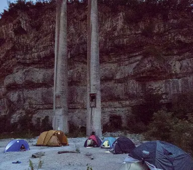  ?? (Foto Pierluigi Cattani Faggion) ?? Notturno Un accampamen­to di tende nell’area ex Italcement­i