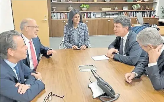  ?? ?? Con el FMI. Nicolás Posse y Luis Caputo en la sede del FMI en Washington junto a Gita Gopinath y Rodrigo Valdés que supervisa a la Argentina.