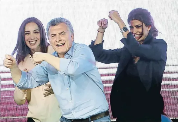  ?? DAVID FERNANDEZ / EFE ?? El presidente Mauricio Macri, entre la gobernador­a de Buenos Aires, María Eugenia Vidal , y su esposa, Juliana Awada , celebra el triunfo