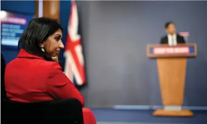  ?? Neal/AFP/Getty Images ?? Suella Braverman listens to Rishi Sunak during a press conference on UK immigratio­n policy in Downing this week. Photograph: Leon