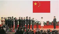  ??  ?? 新一屆香港政府主要官­員在習近平監誓下宣誓­就任，正式展開5年任期。（歐新社照片）