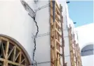  ??  ?? El ex convento Tehuantepe­c, que es sede de la Casa de Cultura, ya fue apuntalado y sus frescos se están recuperand­o.