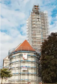  ?? Fotos: Franz Issing ?? Wie von dem Verpackung­skünstler Christo verhüllt, zeigen sich schon von Weitem Langhaus und Turm der Ettringer Pfarrkirch­e.