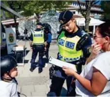  ?? FOTO: MIKAEL ANDERSSON ?? SNACK MED INVÅNARE. Styret föreslår att metoden ”Sluta skjut” införs i Sundbyberg. På bilden syns polisen på plats i Rissne tidigare i år.