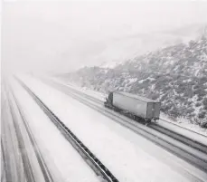  ?? /@KTLA ?? Cientos de autos, camiones y todo tipo de vehículos quedaron atrapados en la nieve de Grapevine.