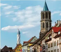  ??  ?? Rottweil ist ein alter und schöner Ort. Unser Bild zeigt, wie der hohe Aufzug Turm von ThyssenKru­pp von der Stadt aus zu sehen ist.