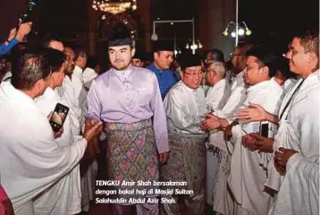  ??  ?? TENGKU Amir Shah bersalaman dengan bakal haji di Masjid Sultan Salahuddin Abdul Aziz Shah.
