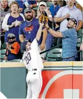  ?? FOTO: AFP ?? Chas Mccormick estuvo cerca de atrapar el batazo de Trammell. /