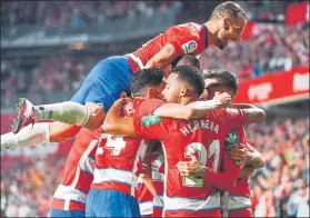  ?? FOTO: EFE ?? Roberto Soldado celebra junto a sus compañeros el gol de Duarte