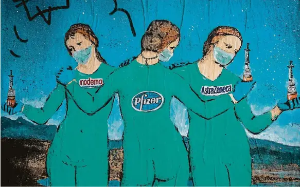  ?? Foto: Profimedia ?? Vakcíny na zdi V Barceloně vytvořil umělec Salvatore Benintende graffiti The Three Vaccines inspirovan­é současným vývojem.
