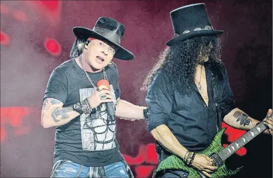  ?? ÀLEX GARCIA ?? Un momento del concierto, anoche, con el vocalista Axl Rose y el guitarrist­a Slash de Guns N’Roses en el Estadi Olímpic Lluís Companys