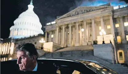  ?? AgèZcBETH FRcNTZ / REUTERS ?? El senador Joe Manchin, sortint del Capitoli el 15 de desembre passat