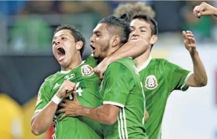  ??  ?? Javier Hernández celebra con Jesús Manuel Corona el gol del Tecatito