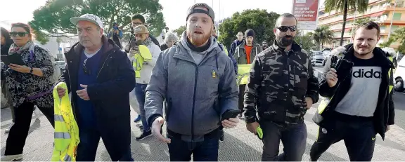  ??  ?? Sul confine Attivisti dei gilet gialli sono stati fermati dai gendarmi francesi a Mentone sul confine con l'italia. Al centro, con la barba, uno dei leader, Maxime Nicolle detto Fly Rider (Epa)