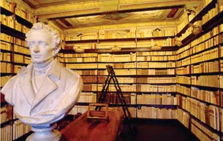  ??  ?? Il busto di Giacomo Leopardi (1798-1837) nella biblioteca del palazzo di famiglia, a Recanati (Macerata)