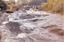  ?? AL SEIB/LOS ANGELES TIMES ?? Crews work Monday to clear the 101 Freeway in Montecito, Calif., in the aftermath of flooding from a heavy rainstorm last week that killed 20 people.