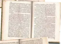  ??  ?? Arriba, la casa que fuera del Virrey en el casco histórico de Cartagena de Indias.A la izquierda, el Diario de todo lo ocurrido en la expugnació­n de los fuertes de Bocachica y sitio de la ciudad de Cartagena de Indias, obra de Sebastián de Eslava publicada en 1741.