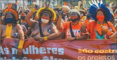  ?? FOTOS PÚBLICAS ?? PROTESTA. Mujeres de pueblos originario­s se manifestan en Brasilia contra proyectos del Gobierno.