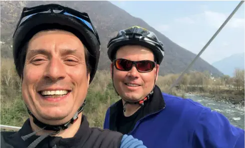  ??  ?? Pedalare per un secondo fine, con l’associazio­ne ‘My Second’. Nella foto Moreno Guatieri e Stefano Jorio